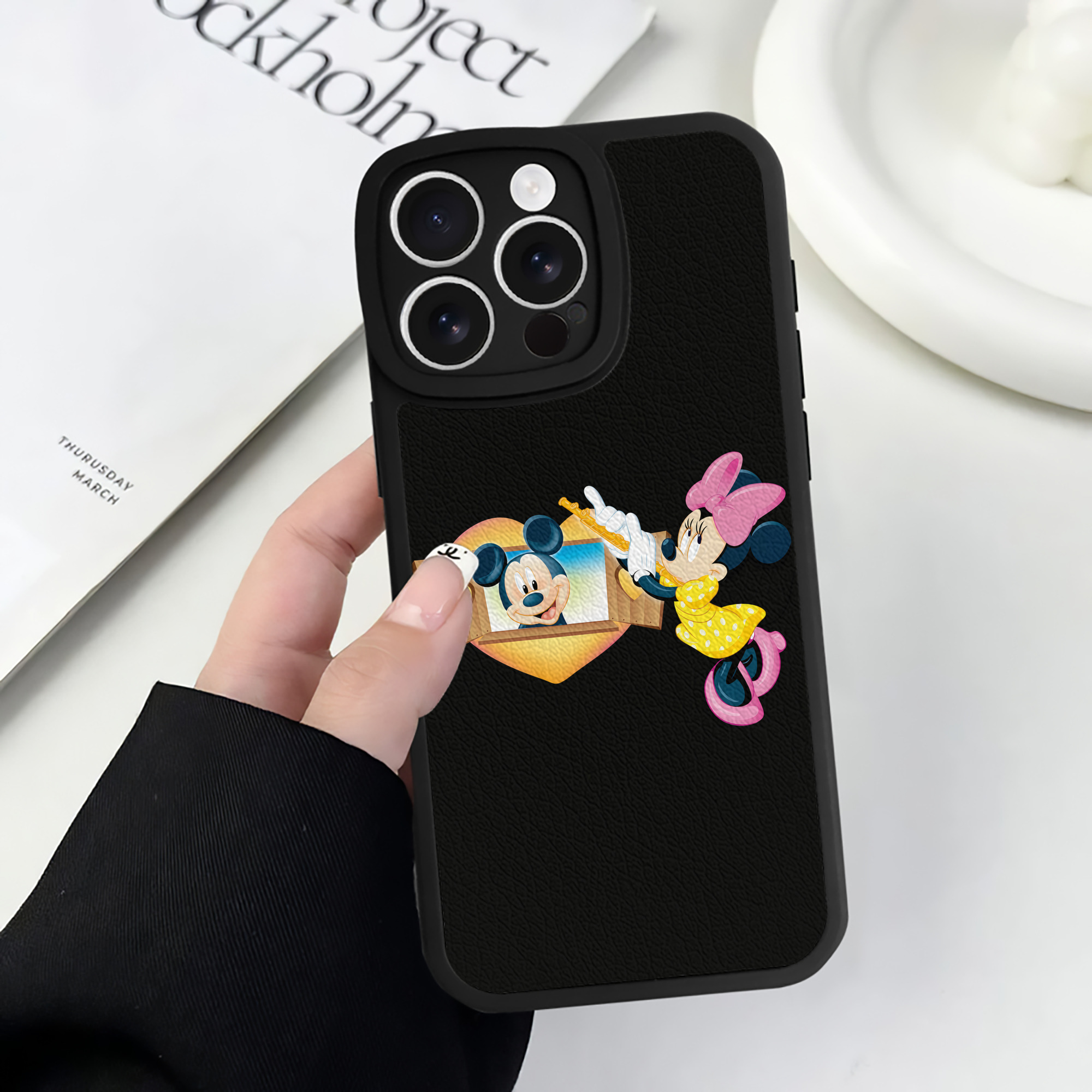 （画像用） ミッキーマウス Mickey Mouse 【iPhone 16シリーズ対応】シリコンスマホケース（レザー調） 材質：シリコン